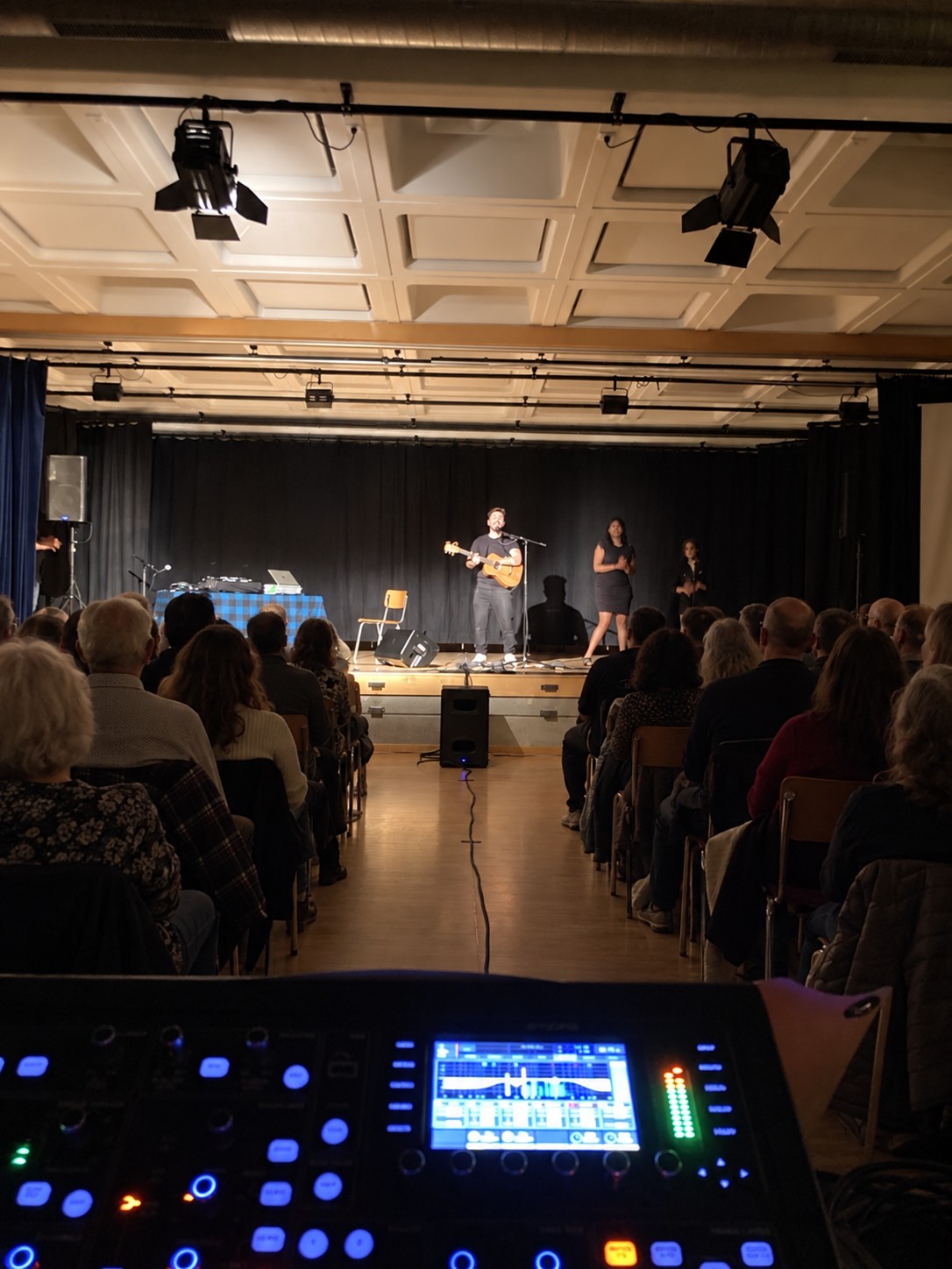 Console et public assis face à un concert acoustique - montage EnVRAC