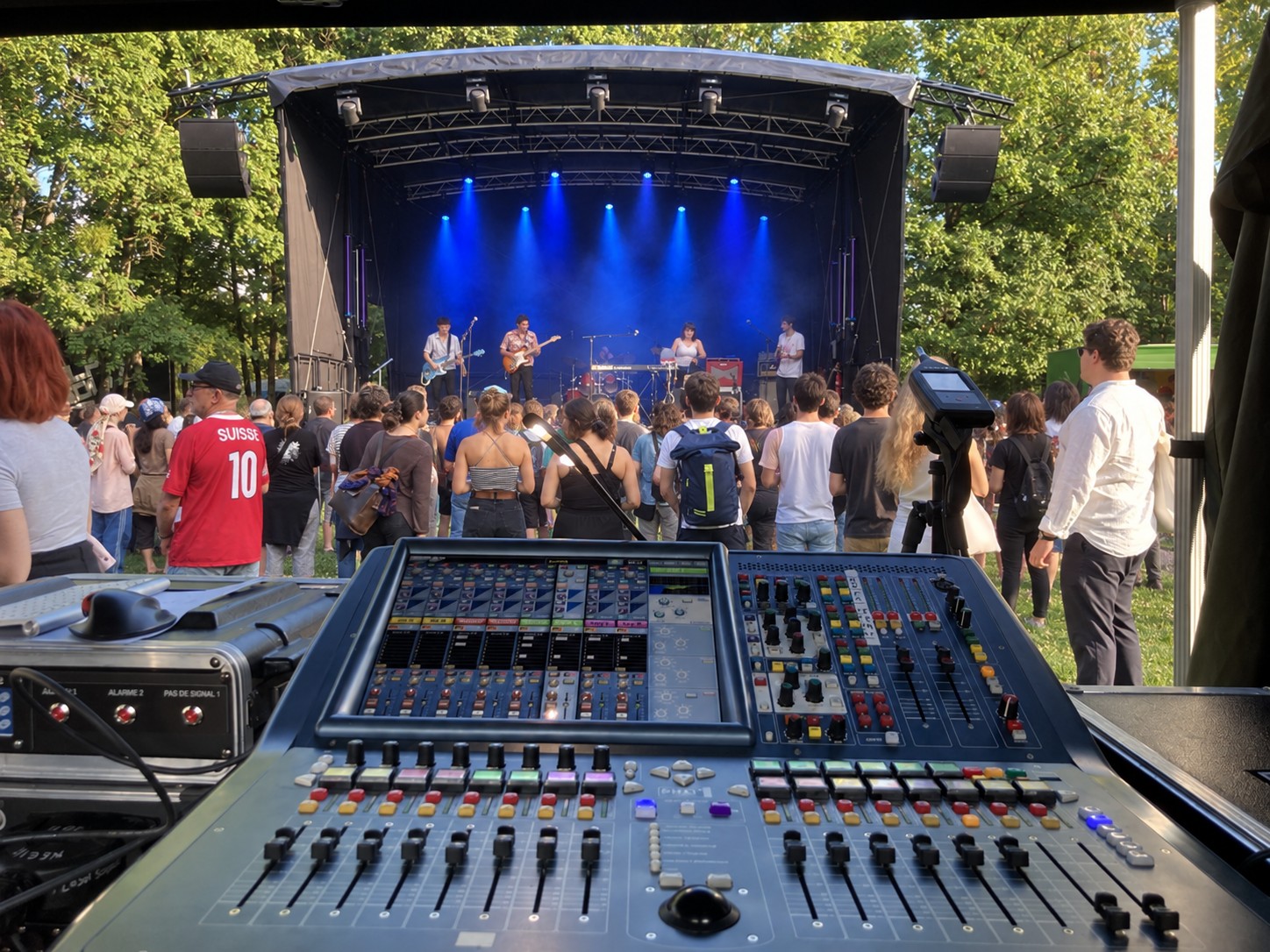 Console et public devant une scène extérieure - montage EnVRAC