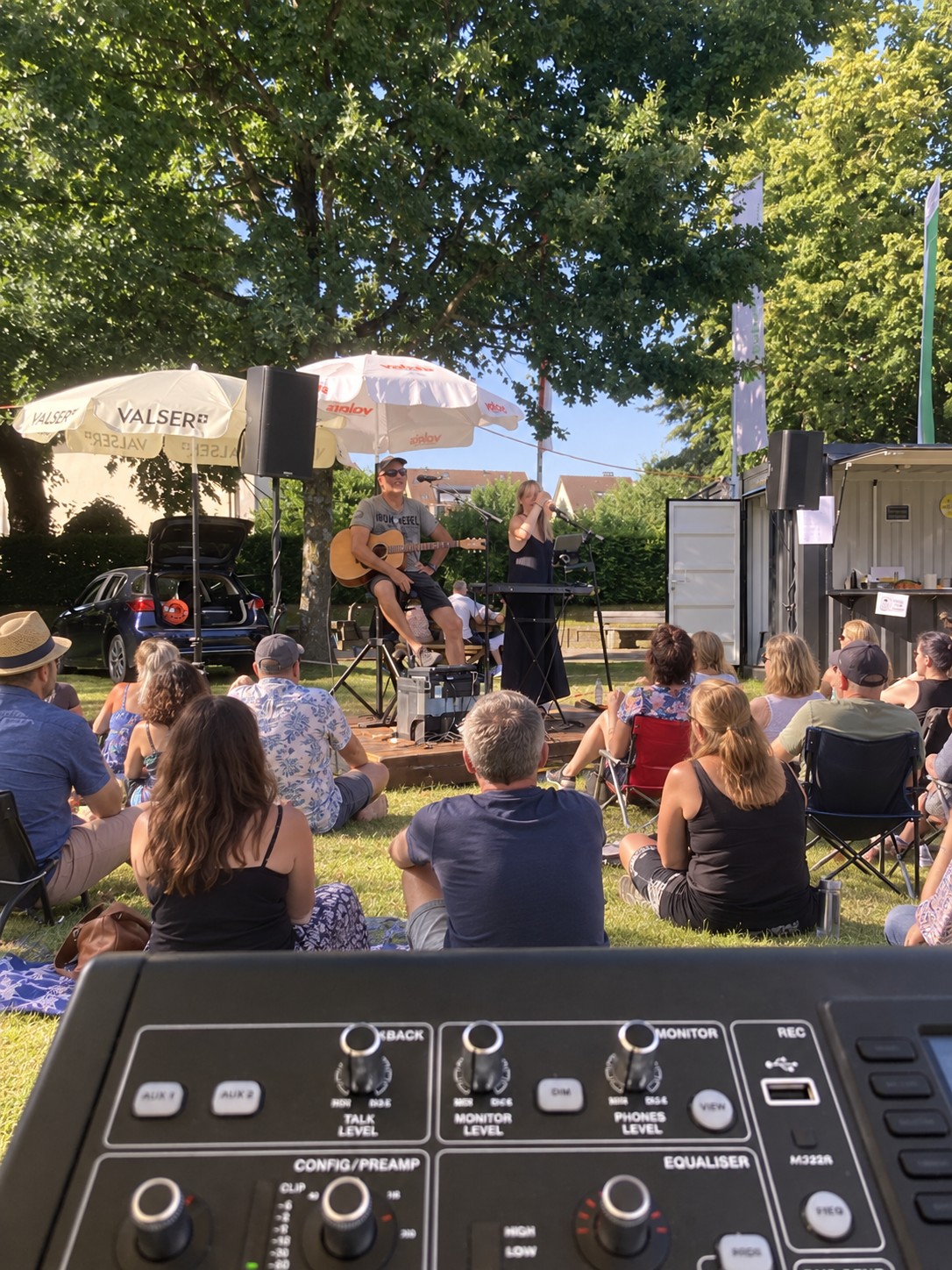 Console et public devant un duo en extérieur - montage EnVRAC